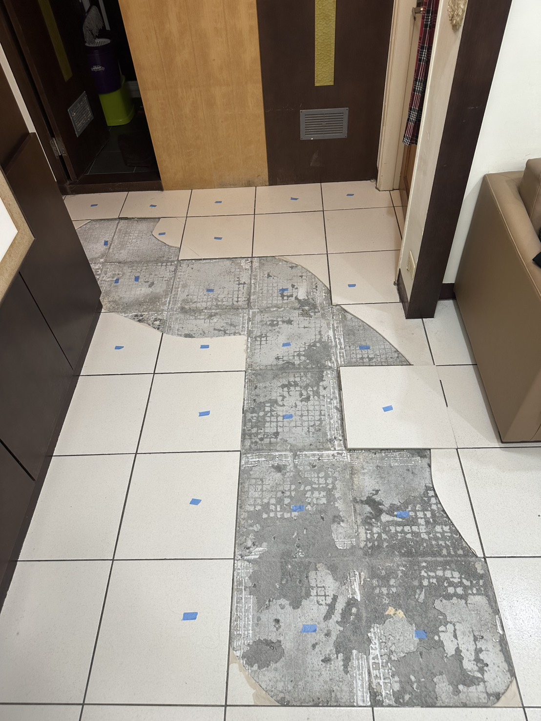 桃園平鎮地磚破裂（40CM）